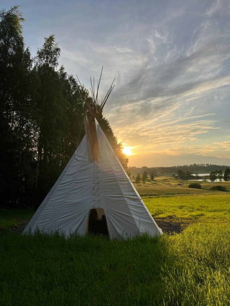 Tiipii Kytäjällä auringonlaskun aikaan